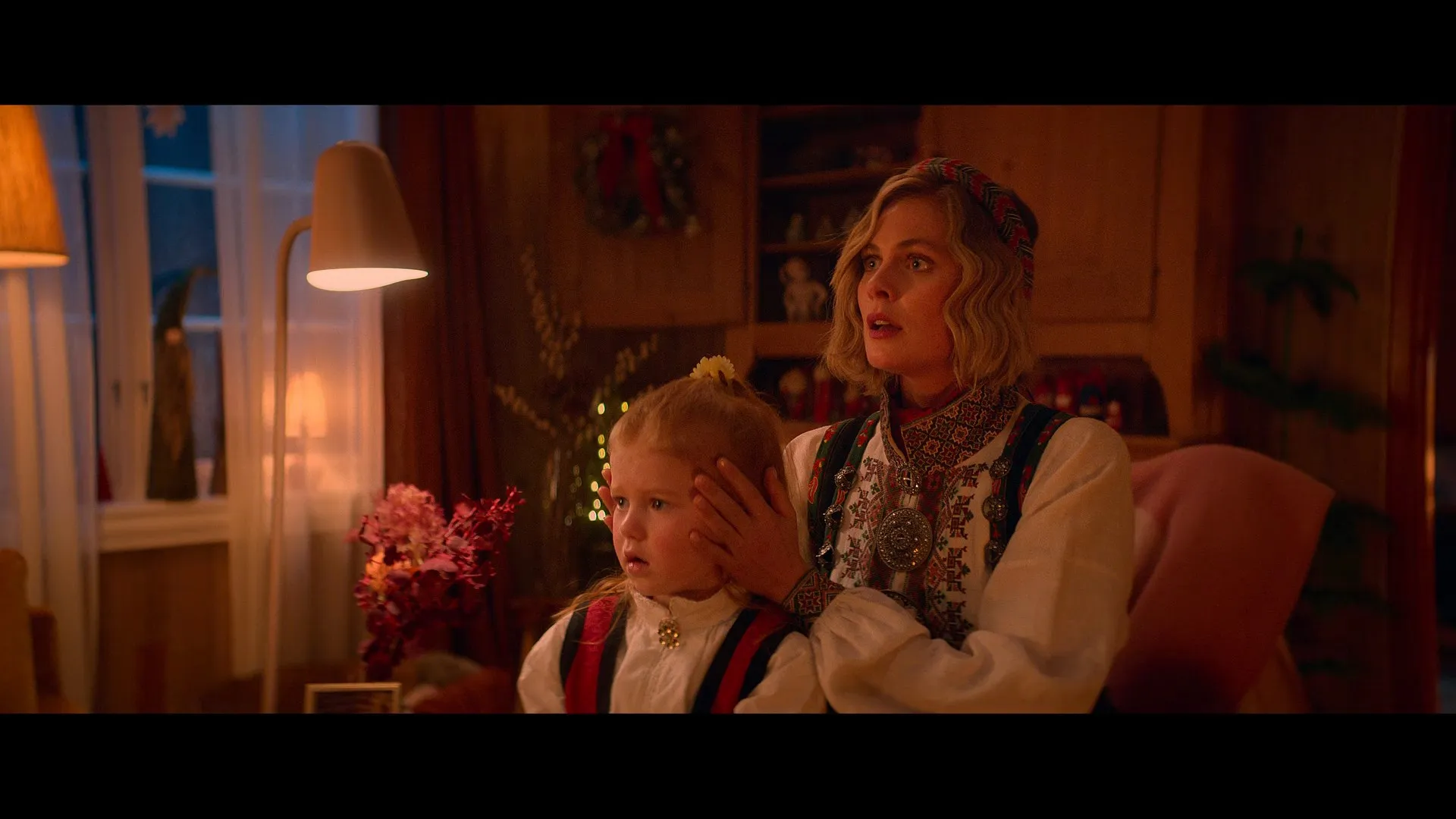 Screenshot 5 - Christmas As Usual 2023 Hindi - English Dual Audio