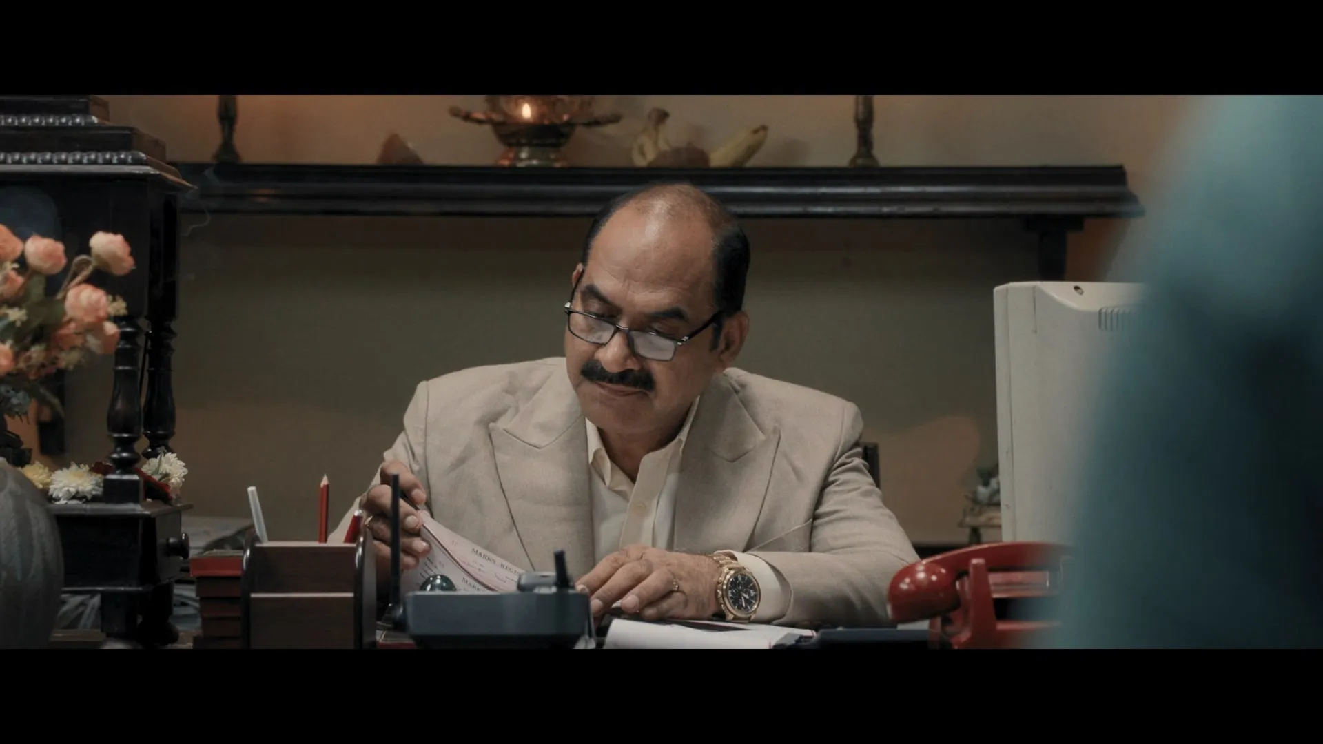 Screenshot 4 - Lucky Baskhar 2024 Hindi - Telugu Dual Audio