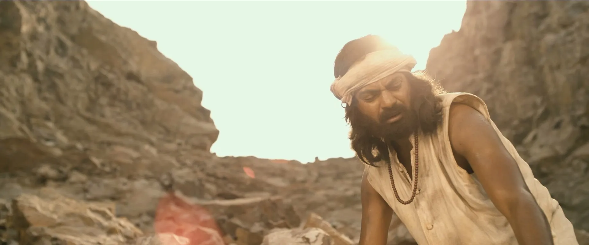Screenshot 3 - Manjhi: The Mountain Man 2015 Hindi Dual Audio