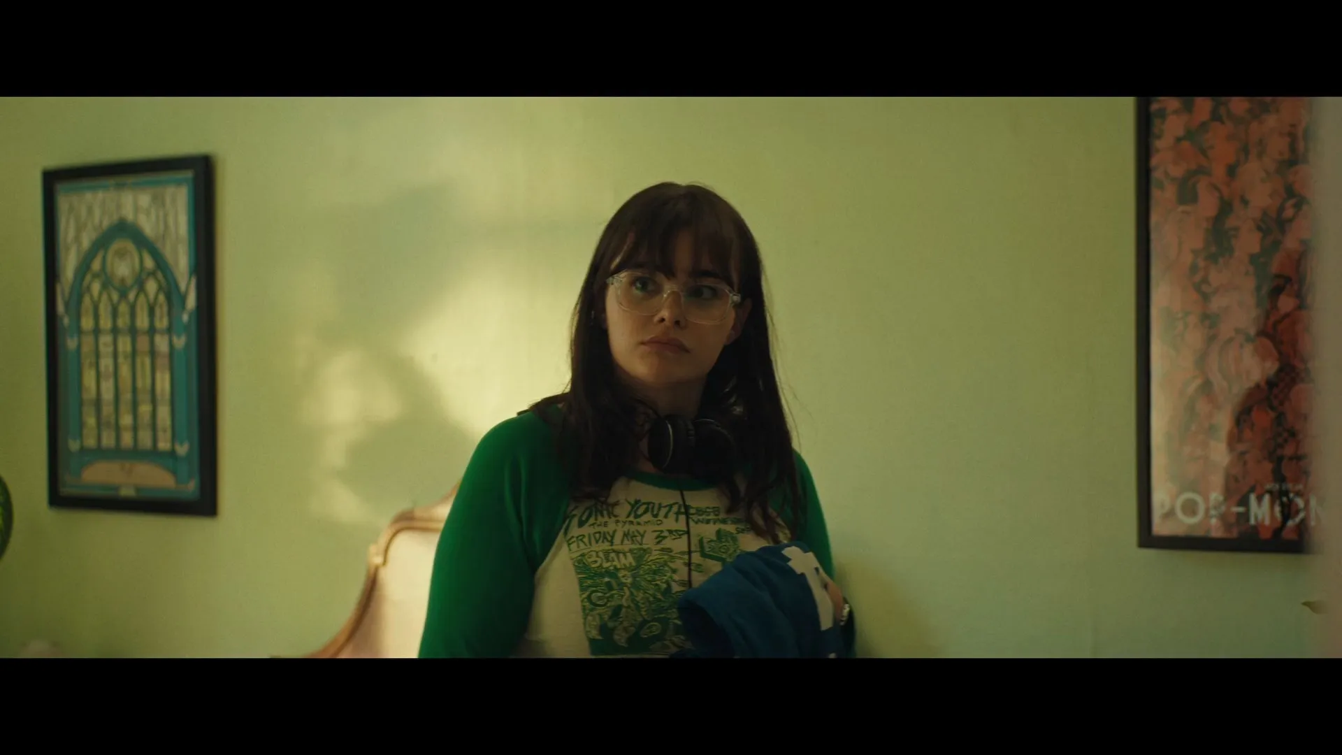 Screenshot 1 - Mile End Kicks 2026 Hindi - English Dual Audio