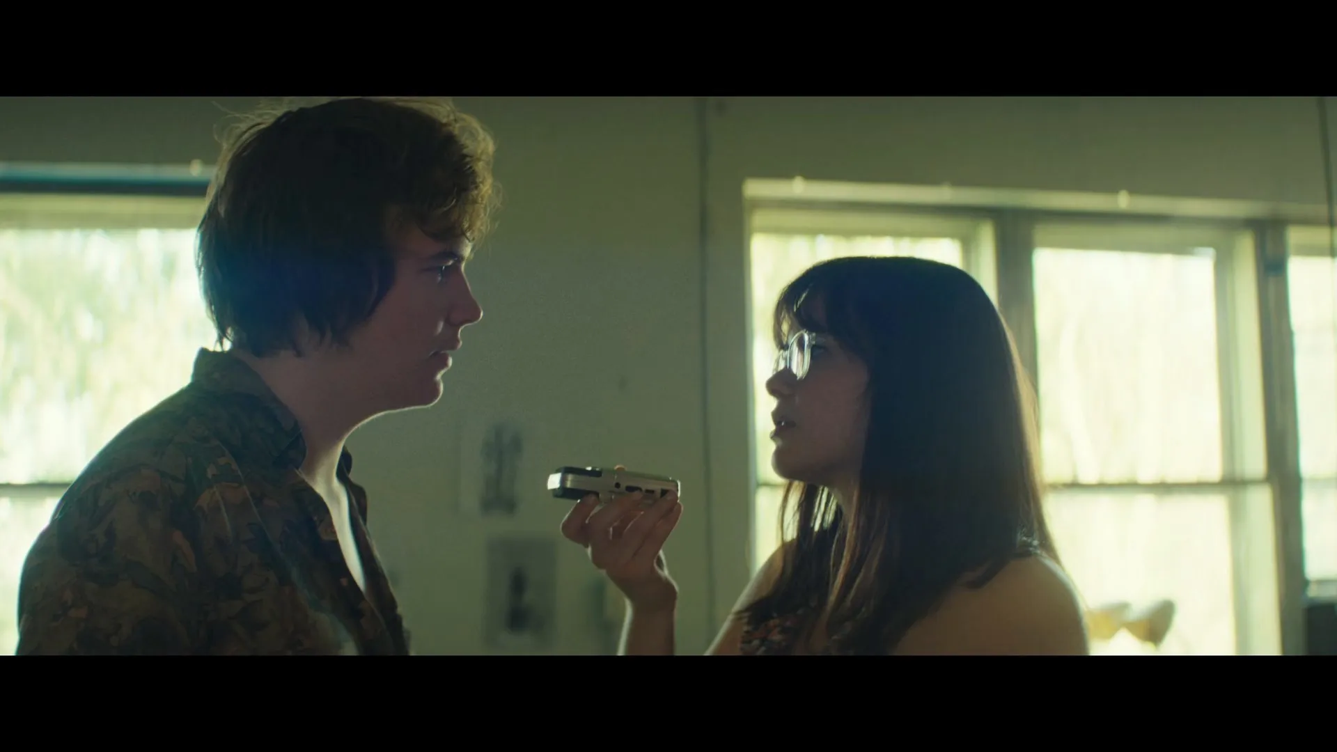 Screenshot 2 - Mile End Kicks 2026 Hindi - English Dual Audio