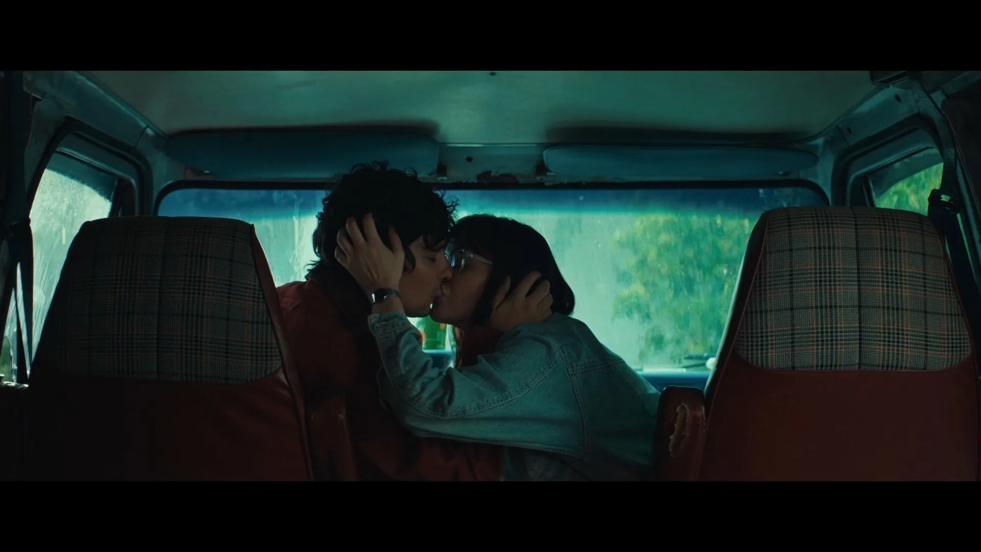 Screenshot 3 - Mile End Kicks 2026 Hindi - English Dual Audio