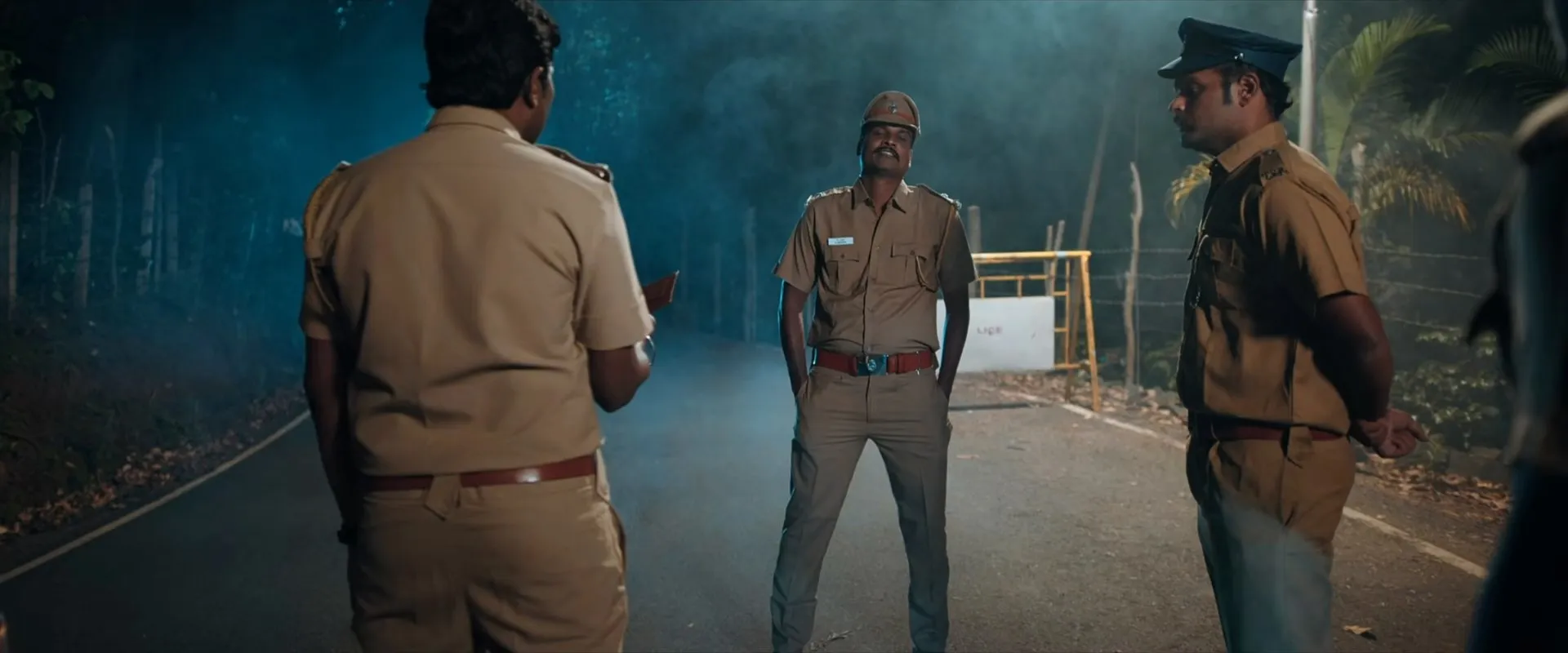 Screenshot 4 - Sattam En Kaiyil 2024 Hindi - Tamil Dual Audio