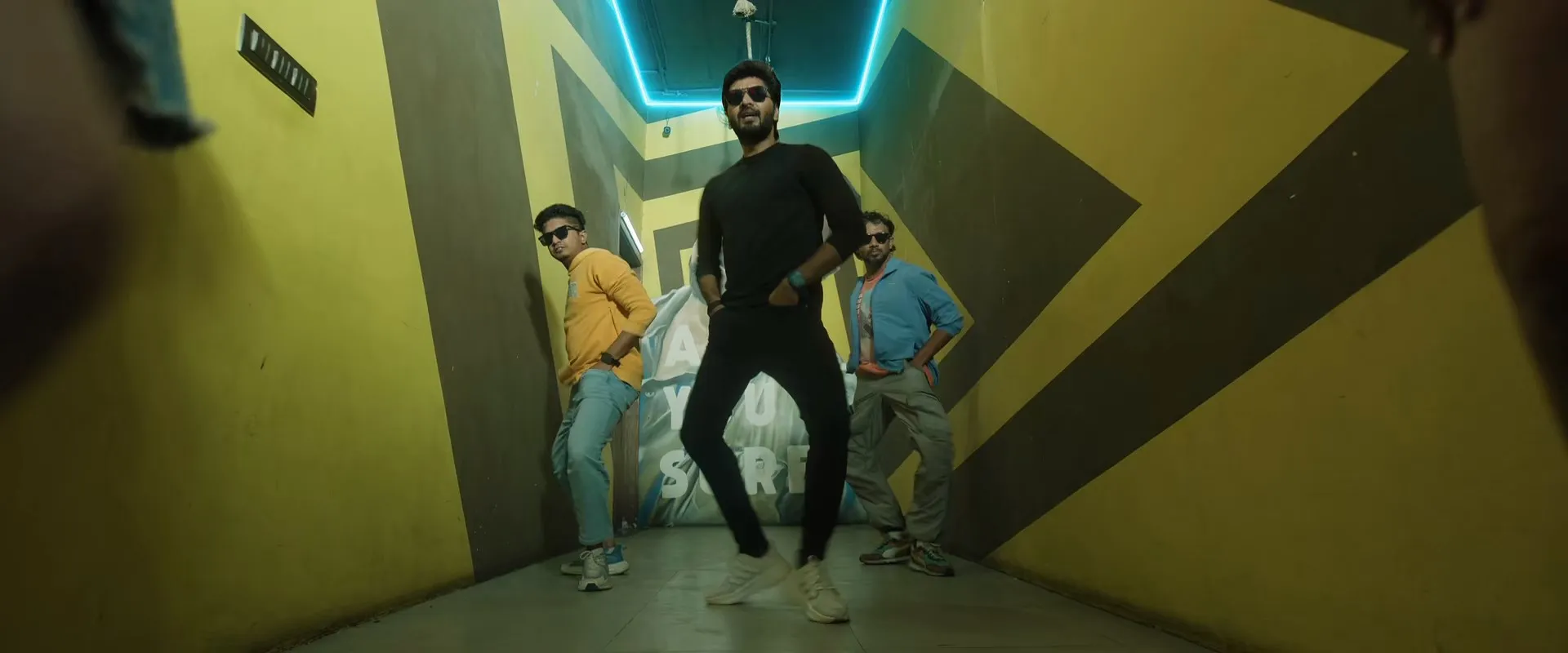 Screenshot 2 - Sattendru Maarudhu Vaanilai 2026 Hindi - Tamil Dual Audio