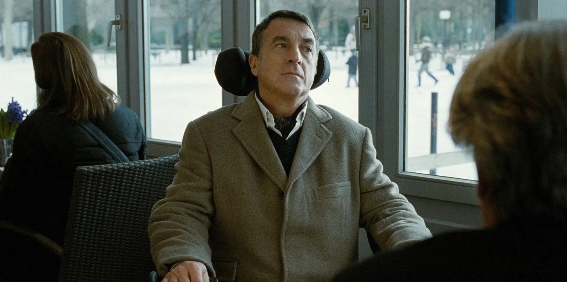 Screenshot 2 - The Intouchables 2011 Hindi - English Dual Audio