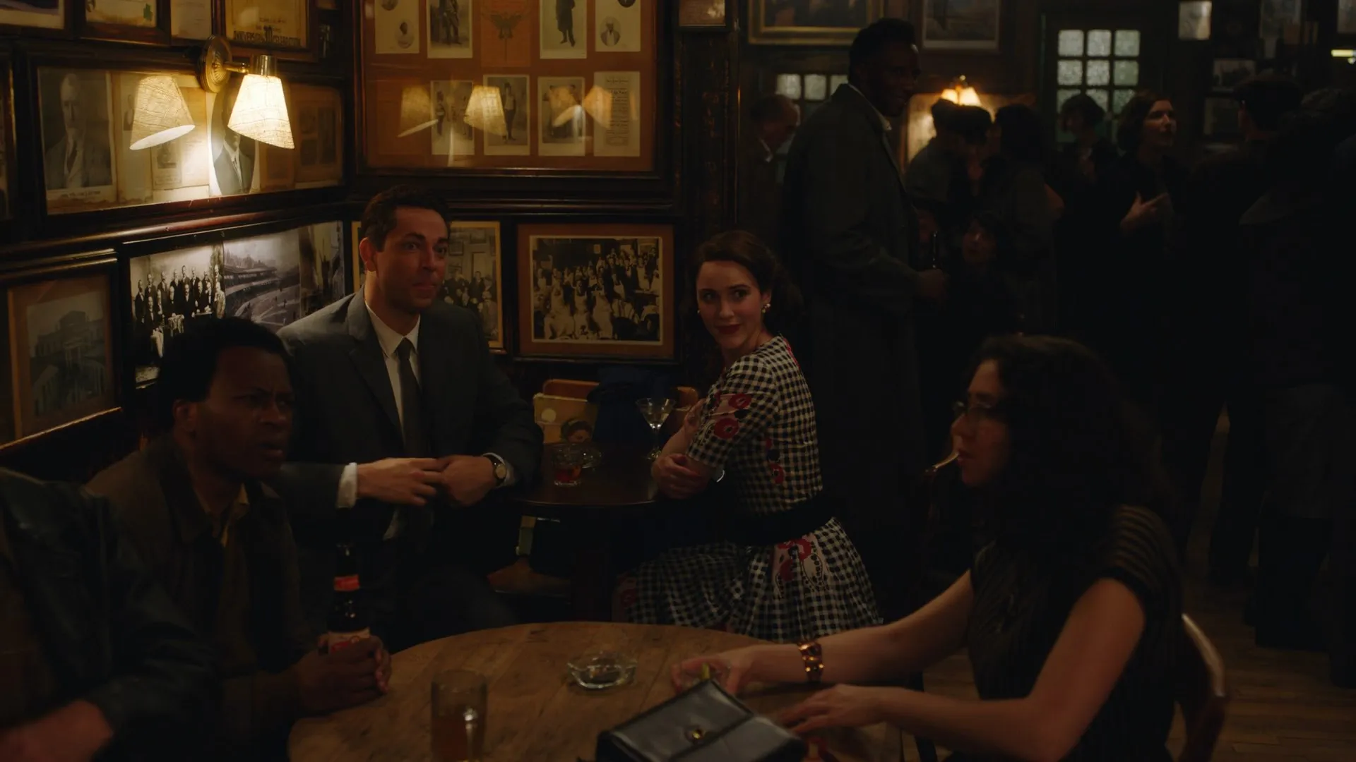 Screenshot 5 - The Marvelous Mrs. Maisel 2018 Season 2 Hindi - English Audio [ALL EPISODES]