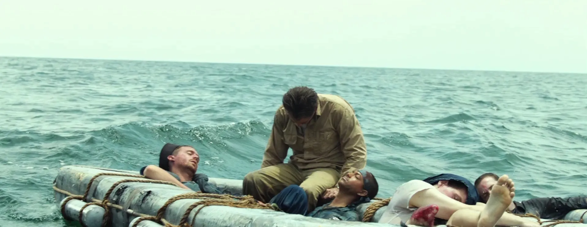 Screenshot 4 - USS Indianapolis: Men of Courage 2016 Hindi - English Dual Audio