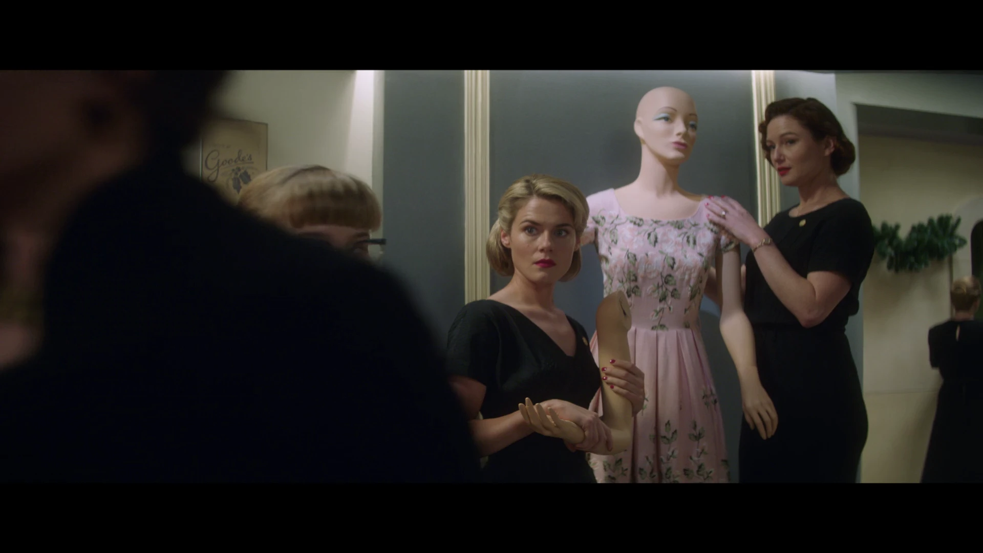 Screenshot 1 - Ladies in Black 2018 Hindi Dual Audio