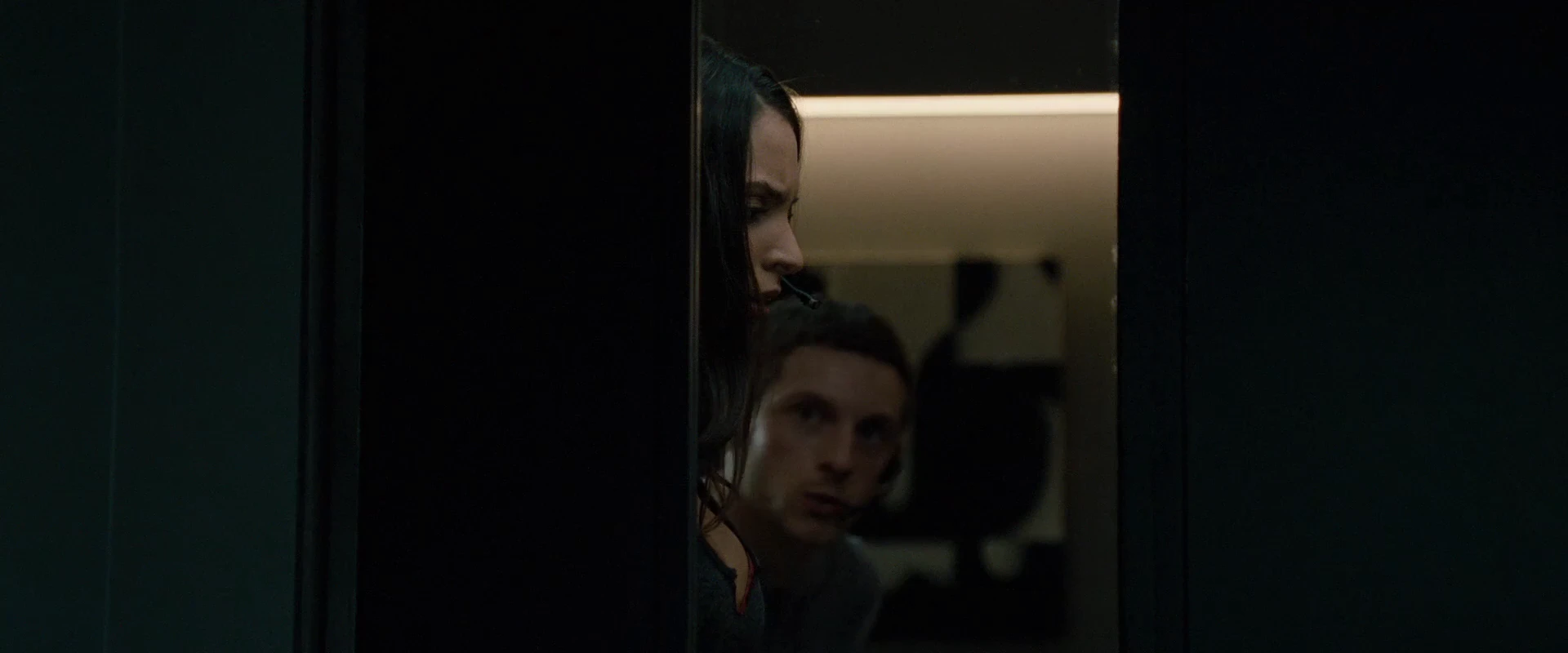 Screenshot 3 - Man on a Ledge 2012 Hindi Dual Audio