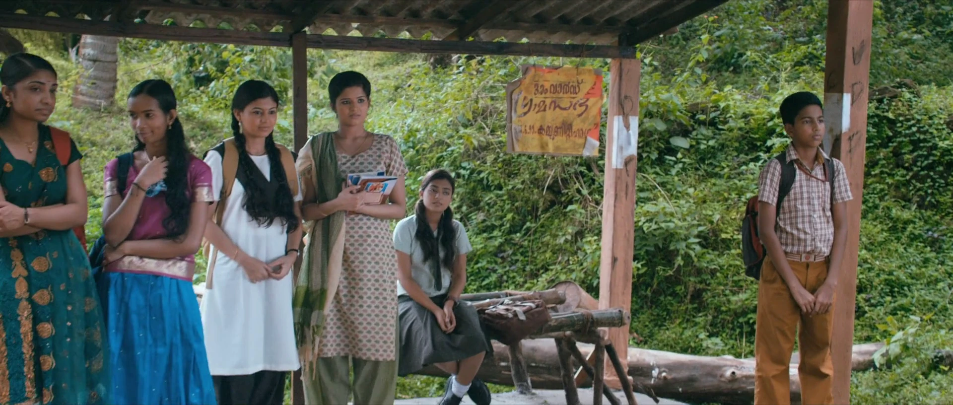 Screenshot 2 - Ohm Shanthi Oshaana 2014 Hindi Dual Audio - 48p