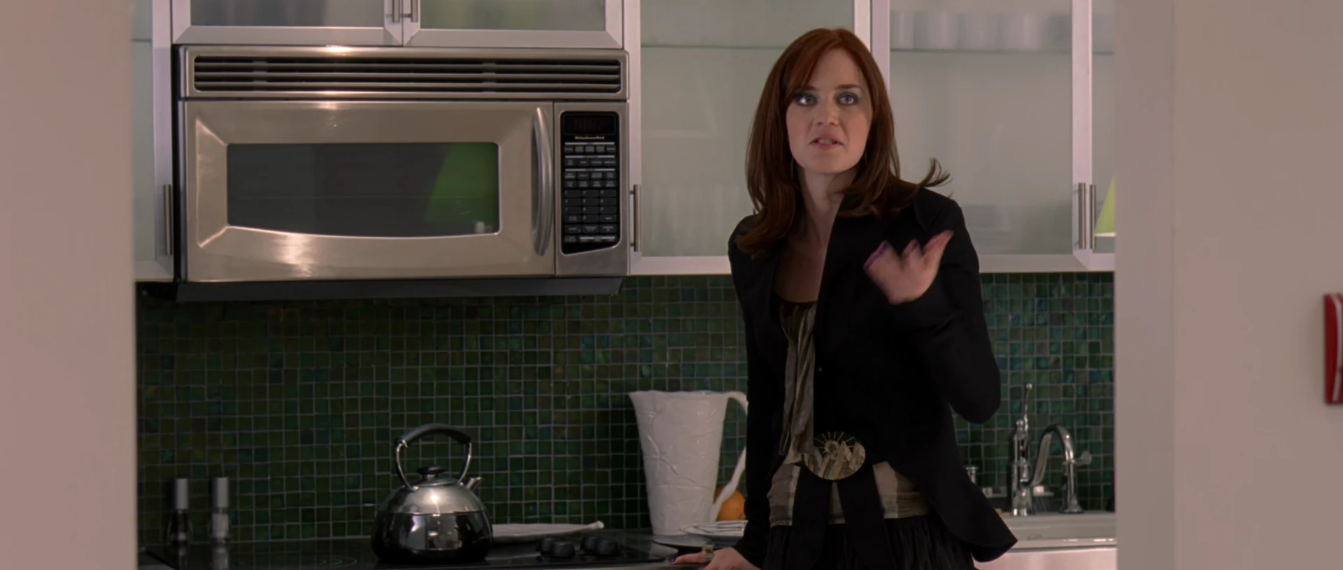 Screenshot 3 - The Devil Wears Prada 2006 Hindi Dual Audio
