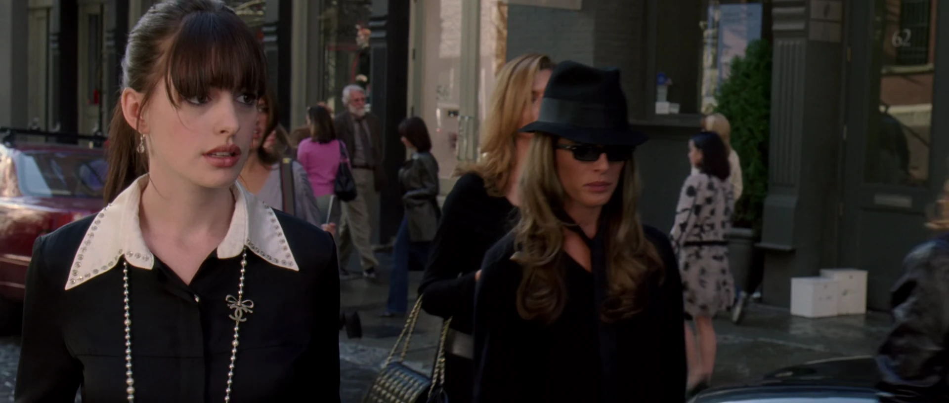 Screenshot 5 - The Devil Wears Prada 2006 Hindi Dual Audio