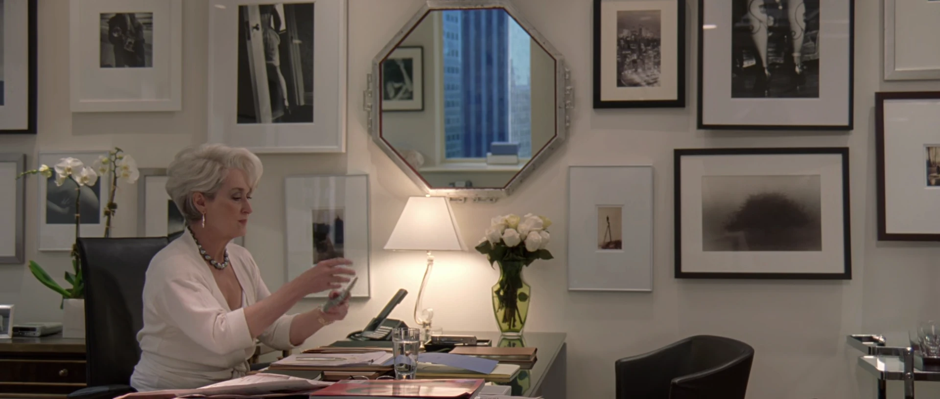 Screenshot 6 - The Devil Wears Prada 2006 Hindi Dual Audio