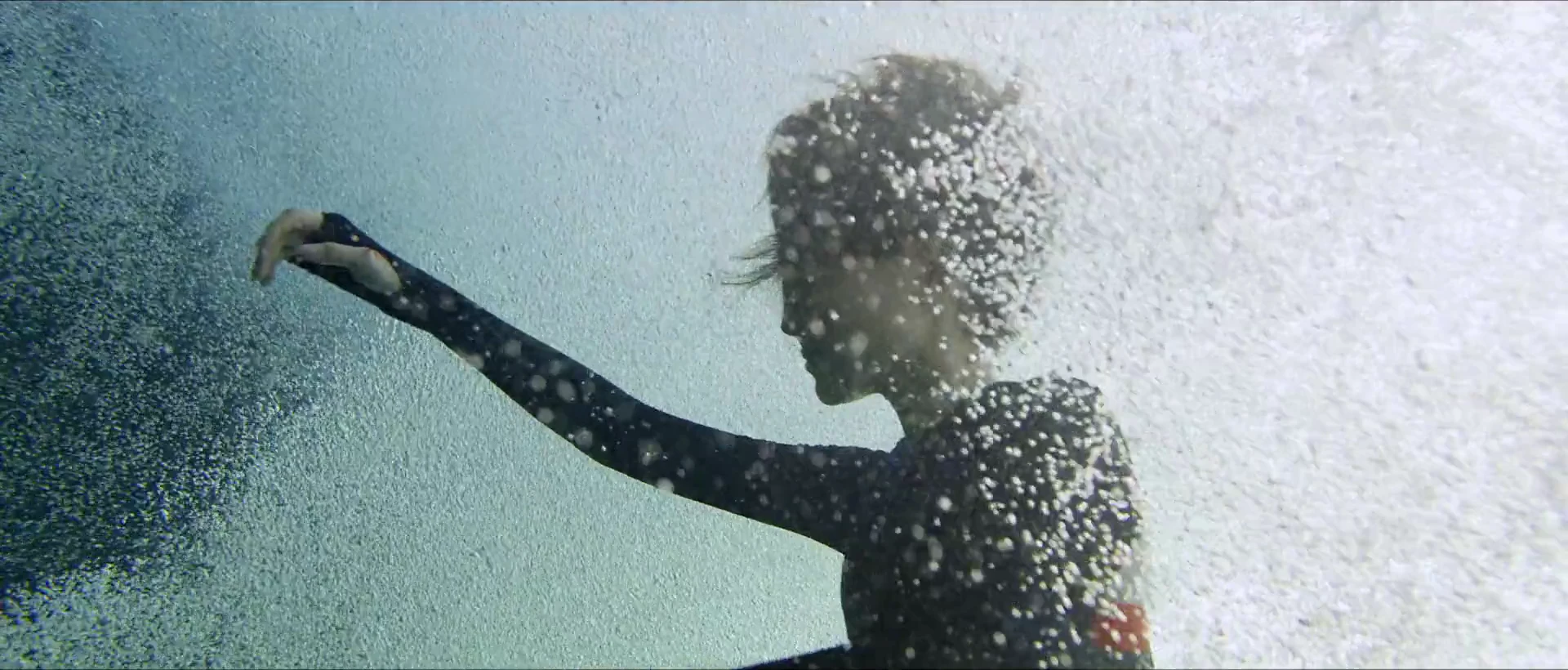 Screenshot 2 - The Shallows 2025 Hindi Dual Audio