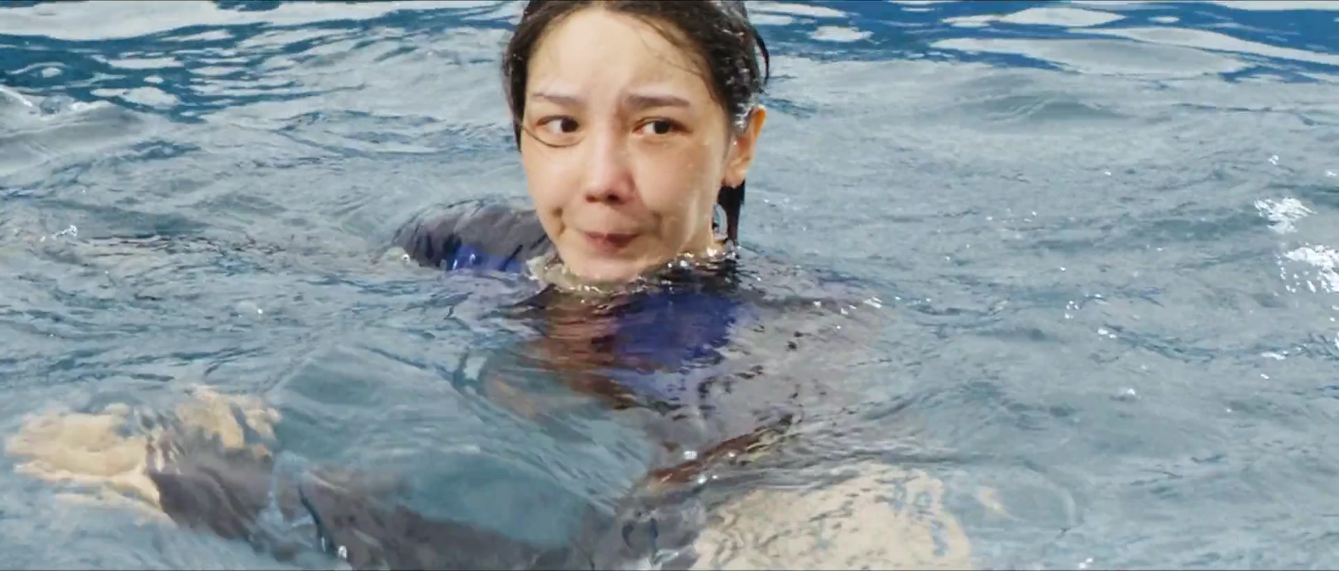 Screenshot 3 - The Shallows 2025 Hindi Dual Audio