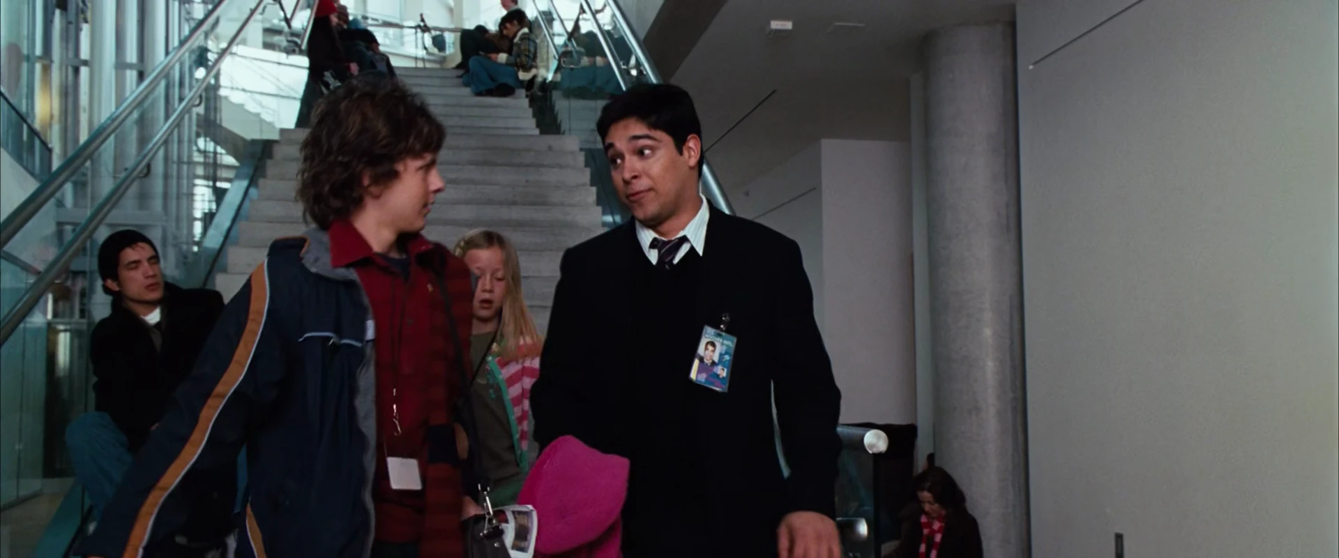 Screenshot 1 - Unaccompanied Minors 2006 Hindi Dual Audio