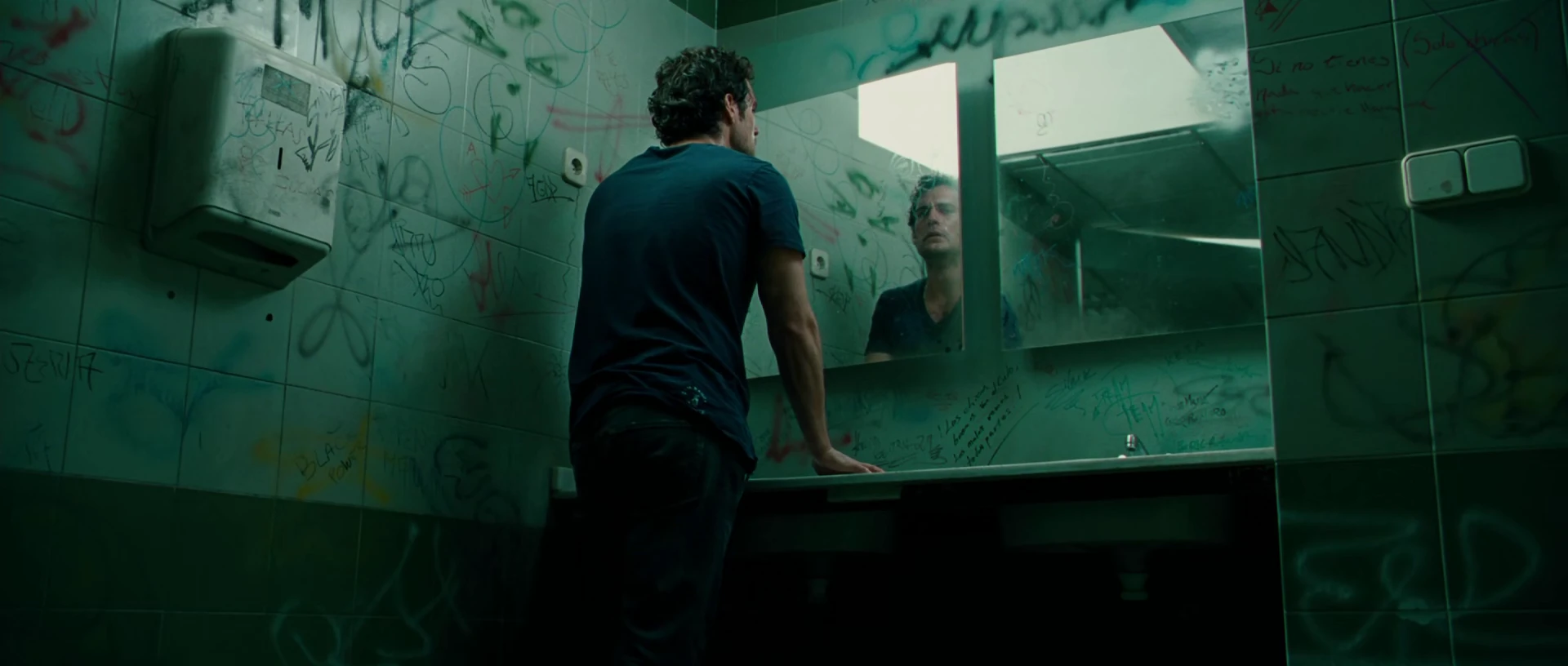 Screenshot 4 - The Cold Light of Day 2012 Hindi Dual Audio